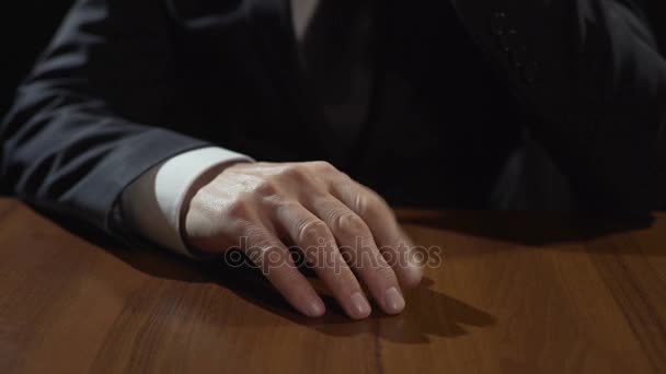 Frustrierter Mafia-Boss trommelt mit den Fingern auf den Tisch, denkt nach oder trifft Entscheidungen — Stockvideo