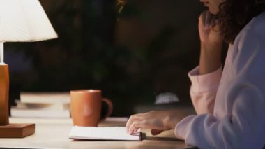 Kız heyecanla zaman hakkında unutmadan yol üzerinde rahat kafede kitap okuma