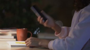 Mutlu bir şekilde cep telefonla konuşuyor, gülüyor, flört neşeli biracial kız