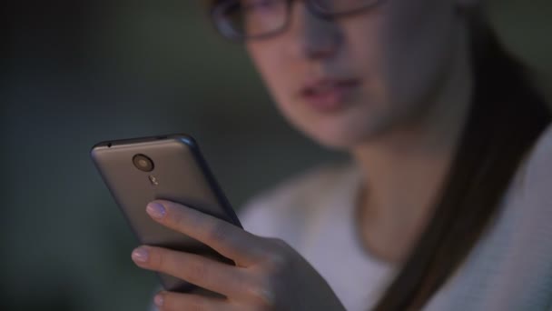 Linda chica leyendo mensaje de texto y sonriendo, redes sociales, aparatos modernos — Vídeos de Stock