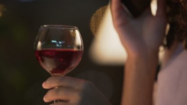 Şarap içme ve rahat romantik restoranda konuşmak güzel biracial kadın