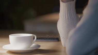 Çekici Bayan penceresinin içine arıyorum gülümseyen, rahat bir atmosferde Dreams Kayıp