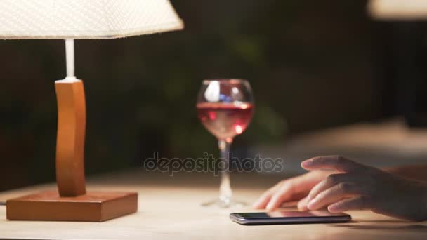 Mujer solitaria desplazándose sitios web en el teléfono celular, bebiendo vino en la cafetería cómoda — Vídeos de Stock