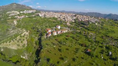 Dağ tarafından çevrili yemyeşil yeşil tepelerde yer alan büyük resort şehir