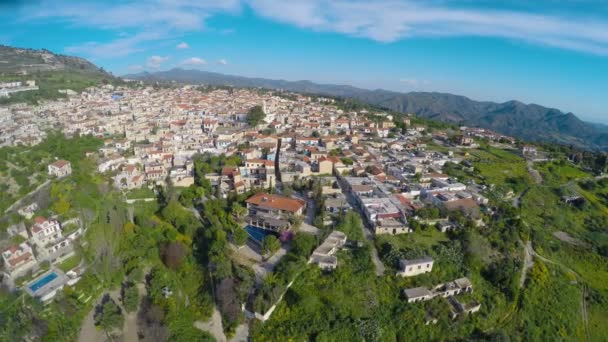 Vista superior de Chipre bienes raíces en venta o alquiler, hermosa ciudad turística de montaña — Vídeos de Stock