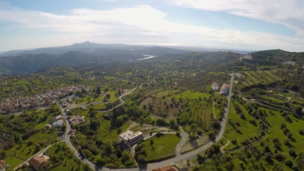 Bonito pueblo de montaña, paisaje verde y jardines de olivos en Chipre, vista aérea — Vídeos de Stock
