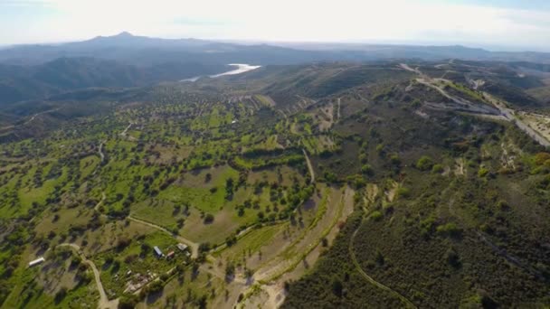 Paisagem verde com terraço e campos de oliveiras nas montanhas Troodos em Chipre — Vídeo de Stock