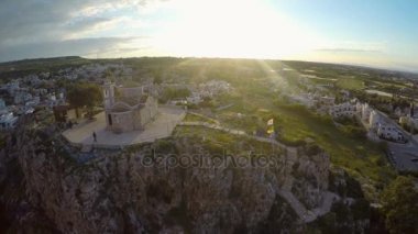 Eski St Elias Kilisesi ile ilgilenen turist yüksek tepe, Kıbrıs Simgesel Yapı yer