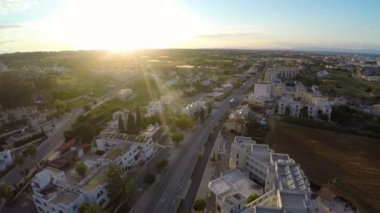 Turist otobüsü resort kasaba road, hava kenti Kıbrıs'ta sokak boyunca sürüş