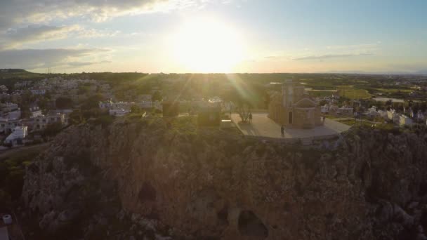 Chiesa di Sant'Elia in piedi su una collina rocciosa a Protaras, Cipro punto di riferimento vista aerea — Video Stock