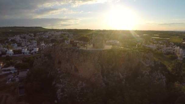 Bella chiesa cristiana ortodossa situata su una collina rocciosa illuminata da travi al tramonto — Video Stock