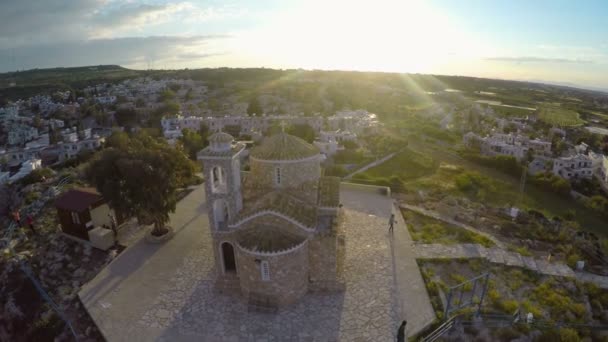 プロタラスにある観光リゾートと美しい古代教会の素晴らしい空撮 — ストック動画