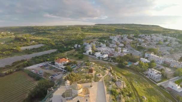 Prohlídka nad resort Protaras na Kypru, starověké církve na skalnatém kopci — Stock video