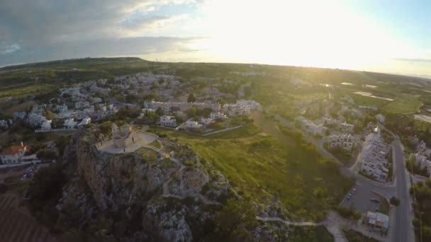 Krásný starý kostel na vrcholu skalnatého kopce v Protaras, výlet na Kypru — Stock video