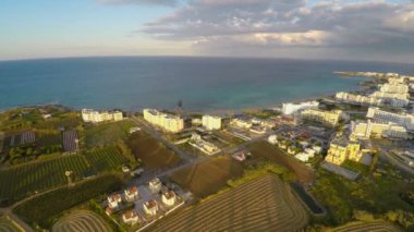 Temiz sebze alanları, sahil Kıbrıs, havadan görünümü modern otel binaları