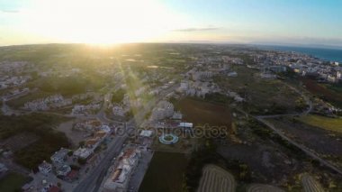 Protaras turist resort sokak Kıbrıs'ta, ufukta günbatımı hava atış