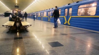 Metro tren metro istasyonuna yürüme, kentsel ulaşım yolcu bırakarak