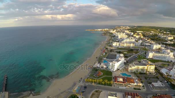 Небесно-блакитний водою Середземне море пральних піщаного пляжу в курортному місті Кіпру — стокове відео