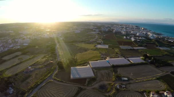 Obdělávaná zemědělská pole a rostlinné skleníky na Kypru, letecký pohled — Stock video
