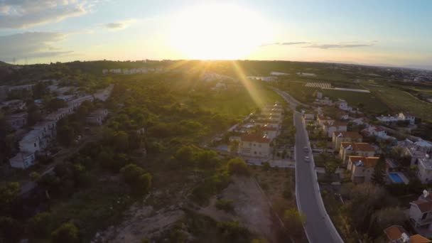 Μοντέρνα άνετα διαμερίσματα και κατοικίες για ενοικίαση ή πώληση σε Κύπρος, εναέρια — Αρχείο Βίντεο