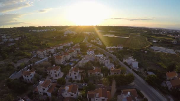 Drahé nemovitost k prodeji či pronájmu v Kypru turistické letovisko, západu slunce na obzoru — Stock video