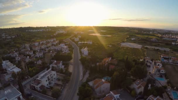 Cómodos edificios de apartamentos para turistas en Chipre resort, puesta de sol en el horizonte — Vídeos de Stock