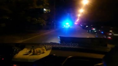 Acil arama, gece şehir sokak suç takibi için acele polis arabası