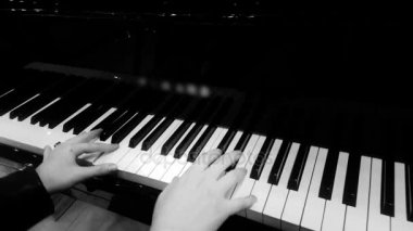Kadın piyanist Fildişi tuşlarına basarak güzel piyano müzik konserinde eller