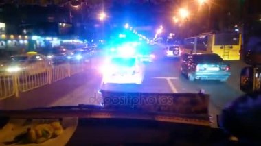 Polis devriye arabası sürüş gece şehir sokak, hukuk uygulatıcılar görev, kamu düzeni