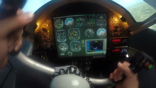 Mani di piloti di sesso maschile con volante, velivoli che cadono — Video Stock