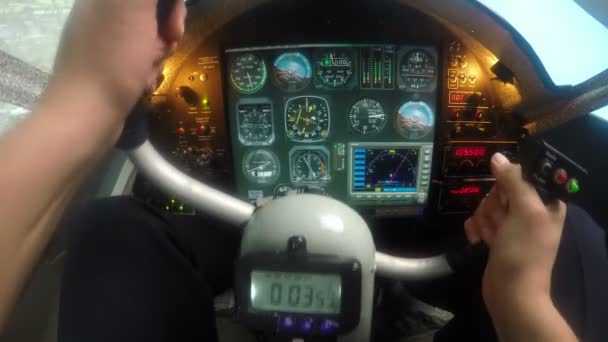 Manos masculinas controlando simulador de vuelo, piloto principiante practicando en la escuela — Vídeo de stock