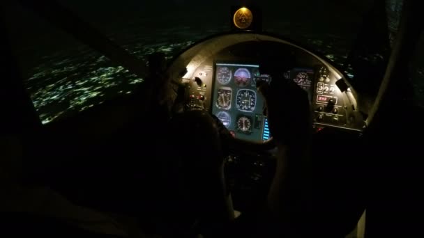 Piloto masculino mãos segurando volante, preparando avião para pousar à noite — Vídeo de Stock