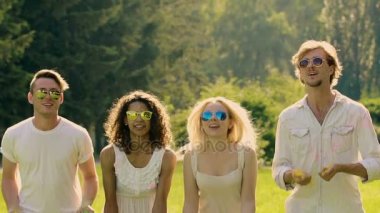 Açık havada hayatı kutlamanın çekici arkadaşlarım renkli toz boya püskürtme