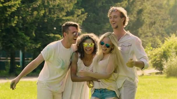 Amigos emocionados sonriendo sinceramente, disfrutando del festival Holi de verano, cámara lenta — Vídeos de Stock