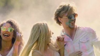 İki çift renkli boya birbirlerine Holi festival süresince püskürtme seviyorum