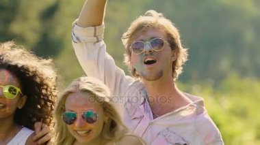 Genç gülümseyen dans ve renk Festivali, ekstra ağır çekim atlama çiftler