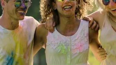 Heyecanlı öğrenciler ekstra ağır çekim yaz Müzik Festivali açık havada, zevk