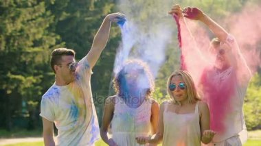 Kaç adam havada ve arkadaşlarını, renkli toz püskürtme