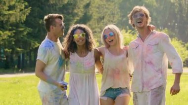 Genç insanlar renk festival Holi, ekstra yavaş hareket dışarı asılı heyecanlı