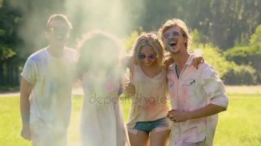 Gülümseyen öğrenciler sarılma ve birbirlerini tebrik açık, eğleniyor