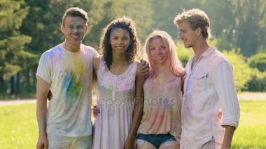 Bir grup genç çekici insan Holi renkli Festivali kamera için poz