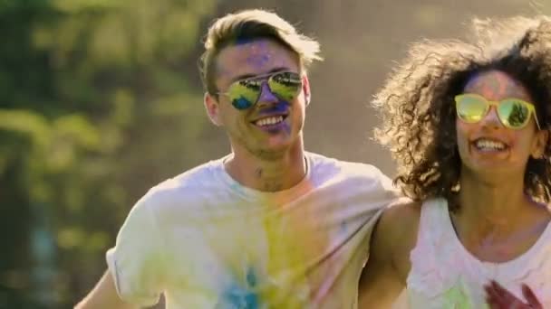 Zakochane pary posiadające dobry czas, ciesząc się festiwal kolorów w zwolnionym tempie — Wideo stockowe