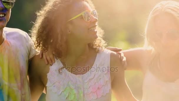 Entretenimento festival emocional de adolescentes felizes animado, movimento extra-lento — Vídeo de Stock