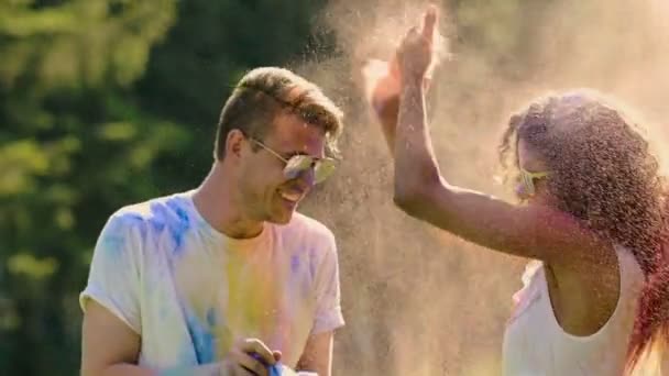 Färgade måla slaget vid Holi festival, vänlig atmosfär, Super-slow motion — Stockvideo