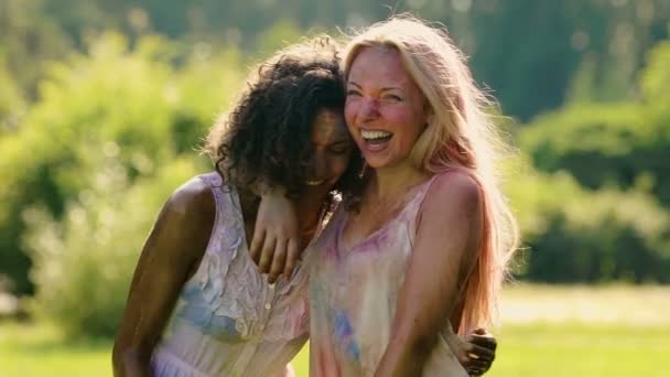 Amigos felizes do sexo feminino abraçando e rindo no verão Festival de cores, câmera lenta — Vídeo de Stock