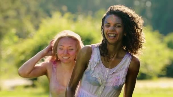 Les femelles excitées rient après avoir été éclaboussées d'eau froide à la fête, slow-mo — Video