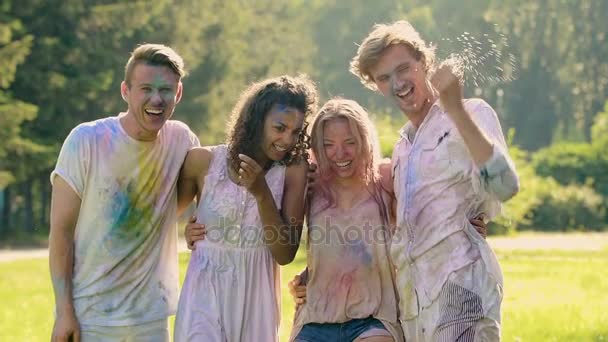 Geamuseerd paren viert zomer openlucht Color festival, extra langzame motie — Stockvideo