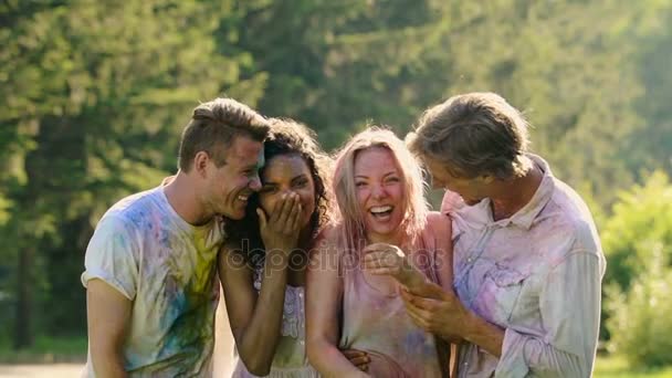 Skrattande ansikten av blötläggning våt upphetsad vänner fira Holi färg festival — Stockvideo