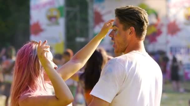 Jonge aantrekkelijke paar dansen in een kleurrijke stof op traditionele Holi fest — Stockvideo