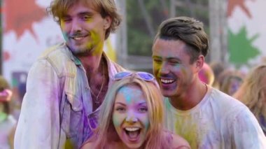 Arkadaş hilariously Holi renkli Festivali, öfori durumunu dans grubu